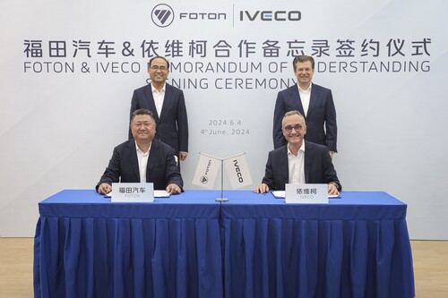 Unterzeichneten ein Memorandum of Understanding (v.l.): Chen Qingshan, Deputy GM Foton (vorne) und Chang Rui, Chairman Foton (hinten), sowie   Luca Sra, Präsident Truck Business Unit Iveco Group (v.) und Gerrit Marx, CEO Iveco Group (h.).
