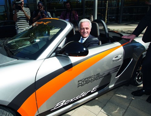 Verkehrsminister Peter Ramsauer im Porsche Boxster E.