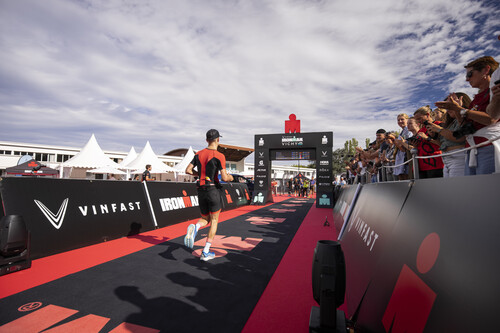 Vinfast ist Partner der Ironman-Group: Zieleinlauf beim Ironman 2022 in Vichy.