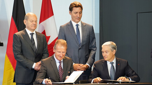 Volkswagen-Chef Herbert Diess (l.) und der kanadische Industrieminister François-Philippe Champagne unterzeichnen im Beisein von Bundeskanzler Olaf Scholz und Kanadas Premier Justin Trudeau.