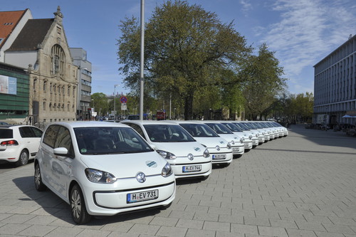 Volkswagen hat 13 E-Load-Up an den Verein Kommunen in der Metropolregion Hannover-Braunschweig-Göttingen-Wolfsburg übergeben.