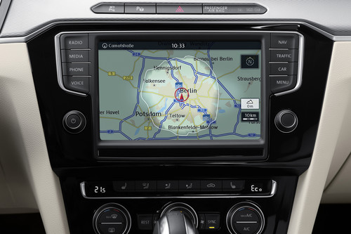 Volkswagen Passat GTE: Das Navigationssystem zeigt den Reichweitenradius für die noch verbliebene Batterieladung an.