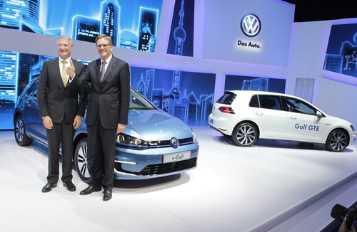 Volkswagen präsentiert E-Strategie in Shanghai: Heinz-Jakob Neußer (links), Jochem Heizmann.