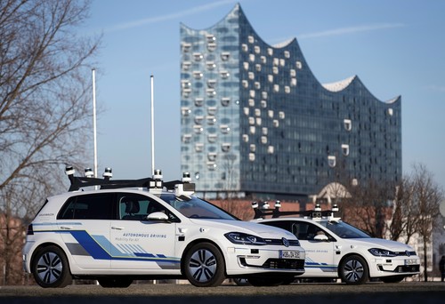 Volkswagen testet eine e-Golf-Flotte für vollautomatisiertes Fahren in Hamburg. 
