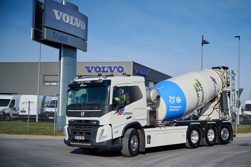 Volvo hat in Berlin den weltweit ersten FMX Electric als schweren Transportbetonmischer ausgeliefert.