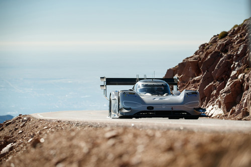 VW I.D. R Pikes Peak auf Rekordfahrt beim Pikes-Peak-Bergrennen in den USA.