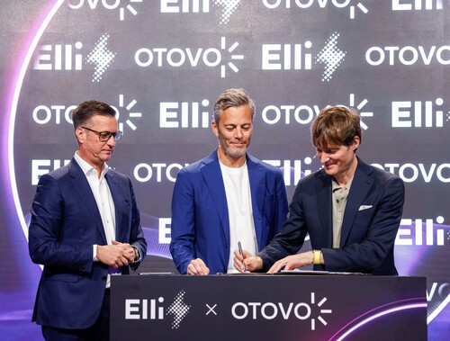 VW-Konzernvorstand Thomas Schmall, Otovo-Chef Andreas Thorsheim, CEO Otovo und Elli-CEO Giovanni Palazzo unterzeichnen ein neues Partnerschaftsabkommen zwischen Otovo und Elli.