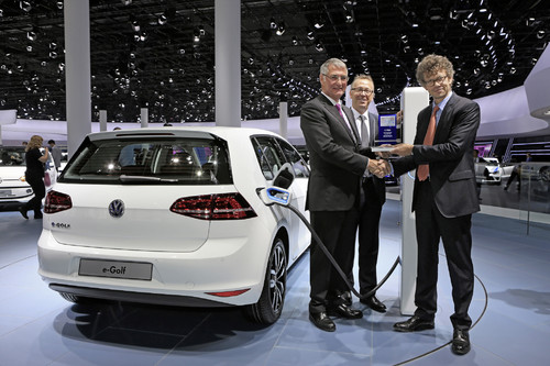 VW-Markenvorstand Dr. Heinz-Jakob Neußer (links), Leiter Aggregateentwicklung, übernimmt den E-Car-Award 2013 für den Golf Twin Drive als bestes Konzeptfahrzeug des Jahres von Bernd Wieland (Chefredakteur „Auto Bild“, rechts) und Olaf Schilling (Chefredakteur „Auto Test“).