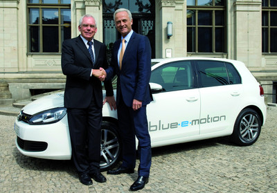 VW-Vorstand Dr. Ulrich Hackenberg (links) erklärt Bundesverkehrsminister Dr. Peter Ramsauer, Bundesminister die Technik der weltweit erstmals gezeigten Studie Golf Blue-E-Motion. 