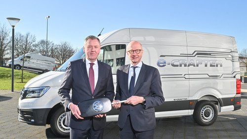 VWN-Vertriebs- und Marketingvorstand Heinz-Jürgen Löw (links) und Chronopost-Präsident Martin Piechowski unterzeichneten in Hannover den Vertrag zur Lieferung von 420 e-Crafter.