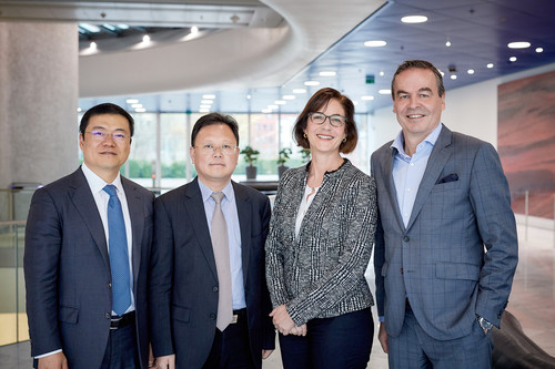 Xiaoshen Wang, Vize-Präsident von Ganfeng Lithium; Liang Bin Li, Geschäftsführer und Gründer von Ganfeng Lithium; Gabriele Muz, Leiterin Rohstoffmanagement bei BMW; Ralf Hattler, Einkauf und Lieferantennetzwerk bei BMW (von links).