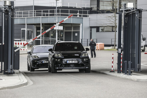 Zwei Prototypen des vollelektrischen Macan verlassen das Porsche-Entwicklungszentrum in Weissach.