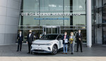 Auslieferungsstart des VW ID 4 vor der Gläsernen Manufaktur Dresden: Jacqueline Heyer-Mertens (2.v.r) und Mario Heyer (3.v.r) aus Suhl (Thüringen) erhalten als Erste das neue Elektro-SUV.