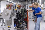 Bosch fertigt das Fuel Cell Power Module für Nutzfahrzeuge seit 2023 in Stuttgart-Feuerbach. Das Antriebssystem für brennstoffzellenelektrische Fahrzeuge ist hochintegriert und besteht aus mehreren hundert Einzelteilen.