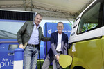 BP/Aral-Chef Bernard Looney und VW-Vorstandsvorsitzender Herbert Diess (r.) nehmen in Düsseldorf die erste Flexpole-Ladesäule in Betrieb.