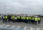 Der Mazda-Juniorclub traf sich im Hafen von Antwerpen, wo die Fahrzeuge aus Japan angeiefert werden. 