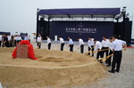 Repräsentanten von Daimler und BAIC feiern mit Vertretern der lokalen Behörden die Grundsteinlegung für Erweiterung des BBAC-Werks in Peking.