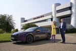 Toyotas Deutschland-Chef Andre Schmidt übergibt Silke Frank von Hydrogen Moves die Schlüssel für einen Mirai.