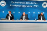  ZDK-Präsident Jürgen Karpinski (Mitte), Vizepräsident und Bundesinnungsmeister Wilhelm Hülsdonk (li.) sowie Vizepräsident Thomas Peckruhn (re.).